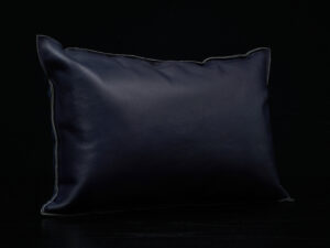 NEW IN! Almohadón Cuero Invertido