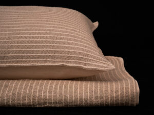 NEW IN! Pie de cama Lino Canelón